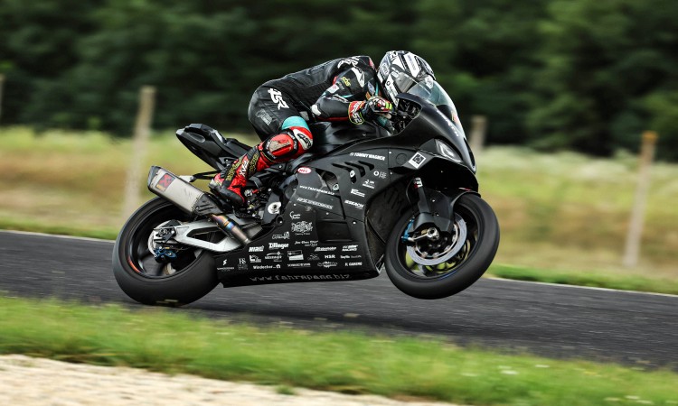 4SR Motorradlederkombi im Crashtest: Oliver Königs Rennkombi hält 298  km/h-Aufprall stand